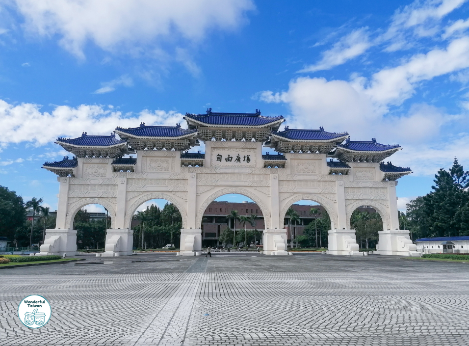 Szabads&aacute;g t&eacute;r kapu